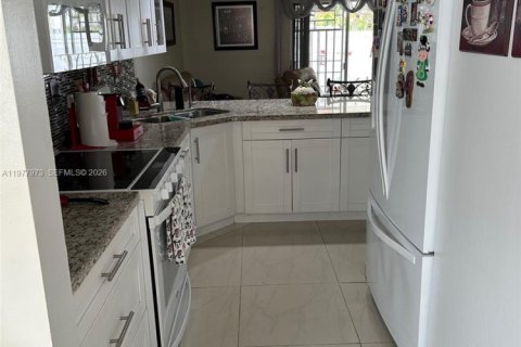 Townhouse in Hialeah, Florida 3 bedrooms, 146.79 sq.m. № 2041914 - photo 2