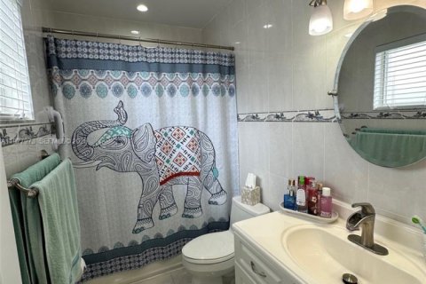 Townhouse in Hialeah, Florida 3 bedrooms, 146.79 sq.m. № 2041914 - photo 19