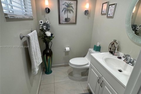 Townhouse in Hialeah, Florida 3 bedrooms, 146.79 sq.m. № 2041914 - photo 9