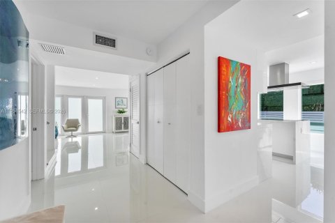 House in Pompano Beach, Florida 4 bedrooms, 244.52 sq.m. № 2011003 - photo 13