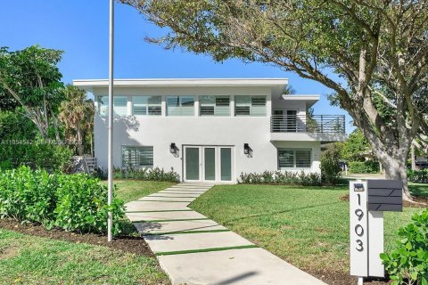 House in Pompano Beach, Florida 4 bedrooms, 244.52 sq.m. № 2011003 - photo 6