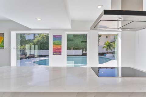 House in Pompano Beach, Florida 4 bedrooms, 244.52 sq.m. № 2011003 - photo 17