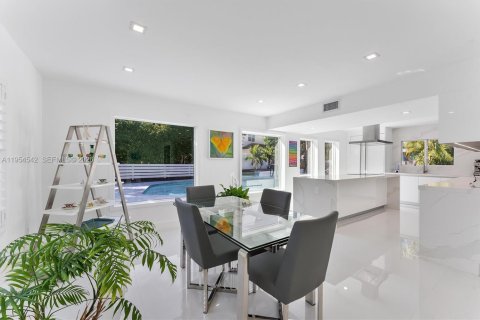 House in Pompano Beach, Florida 4 bedrooms, 244.52 sq.m. № 2011003 - photo 11