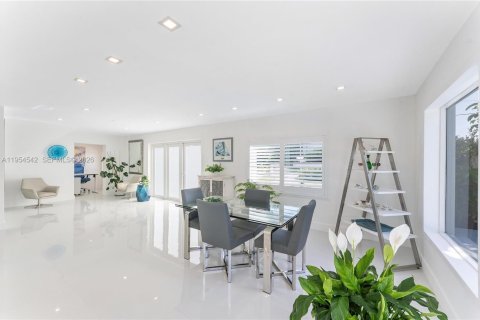 House in Pompano Beach, Florida 4 bedrooms, 244.52 sq.m. № 2011003 - photo 12