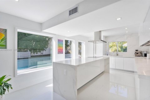 House in Pompano Beach, Florida 4 bedrooms, 244.52 sq.m. № 2011003 - photo 19