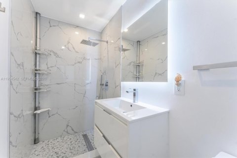 House in Pompano Beach, Florida 4 bedrooms, 244.52 sq.m. № 2011003 - photo 25