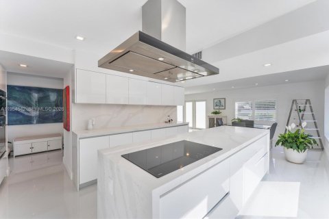 House in Pompano Beach, Florida 4 bedrooms, 244.52 sq.m. № 2011003 - photo 16