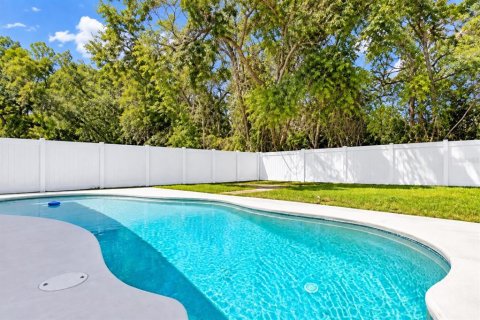 House in Lutz, Florida 4 bedrooms, 193.42 sq.m. № 2383423 - photo 7