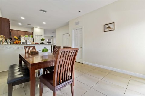 Adosado en venta en Doral, Florida, 4 dormitorios, 163.23 m2 № 2175039 - foto 16