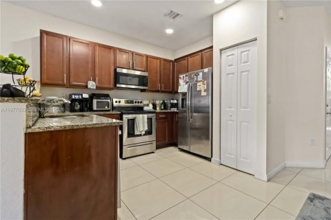 Adosado en venta en Doral, Florida, 4 dormitorios, 163.23 m2 № 2175039 - foto 12