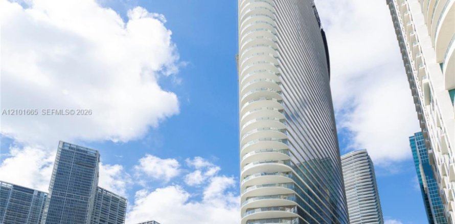 Estudio en el Condominio en Miami, Florida  № 2409033