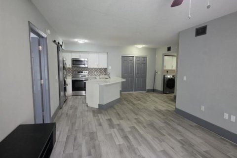 Condo in West Palm Beach, Florida, 2 bedrooms  № 2265833 - photo 11