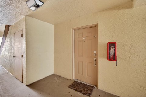 Condo in West Palm Beach, Florida, 2 bedrooms  № 2265833 - photo 3