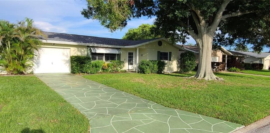 House in Seminole, Florida 2 bedrooms, 99.59 sq.m. № 2299265