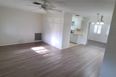 House in Seminole, Florida 2 bedrooms, 99.59 sq.m. № 2299265 - photo 2