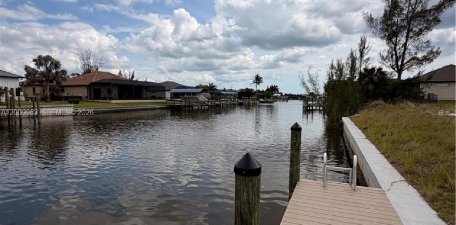 Terrain à Cape Coral, Floride № 2090987