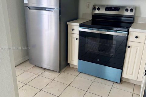 Condo in Riviera Beach, Florida, 2 bedrooms  № 1942223 - photo 2