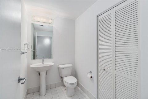 Снять в аренду кондоминиум в Майами, Флорида 2 спальни, 122.91м2, № 1957247 - фото 17