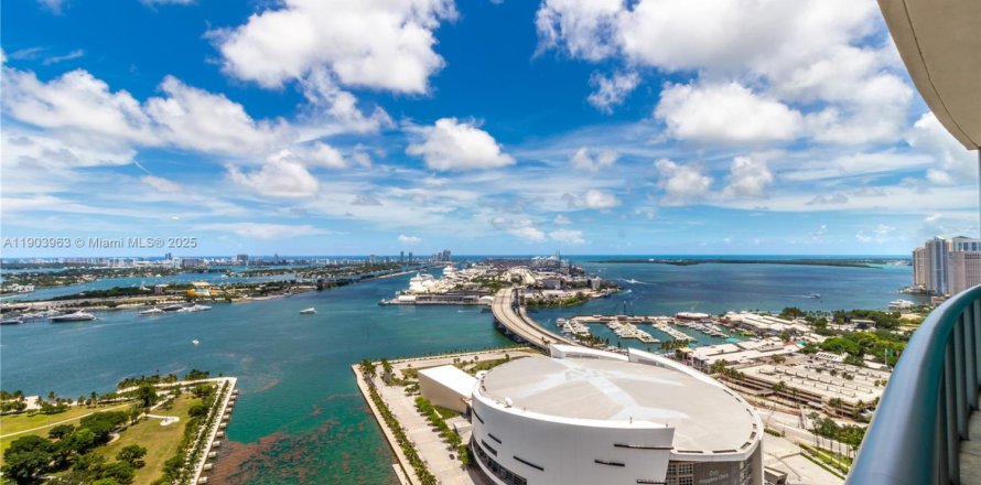 Кондоминиум с 2 спальнями в Майами, Флорида № 1957247