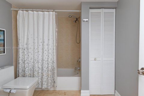 Condo in Sunny Isles Beach, Florida, 2 bedrooms  № 2089278 - photo 30