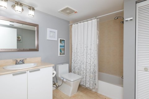 Condo in Sunny Isles Beach, Florida, 2 bedrooms  № 2089278 - photo 29