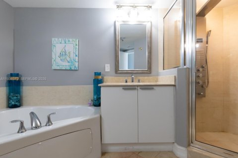 Condo in Sunny Isles Beach, Florida, 2 bedrooms  № 2089278 - photo 25