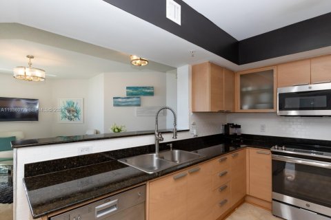 Condo in Sunny Isles Beach, Florida, 2 bedrooms  № 2089278 - photo 14