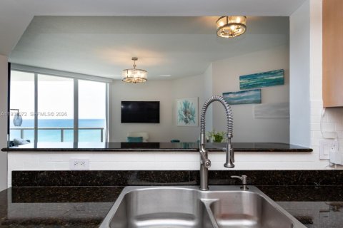 Condo in Sunny Isles Beach, Florida, 2 bedrooms  № 2089278 - photo 19