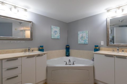 Condo in Sunny Isles Beach, Florida, 2 bedrooms  № 2089278 - photo 23