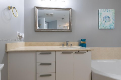 Condo in Sunny Isles Beach, Florida, 2 bedrooms  № 2089278 - photo 24
