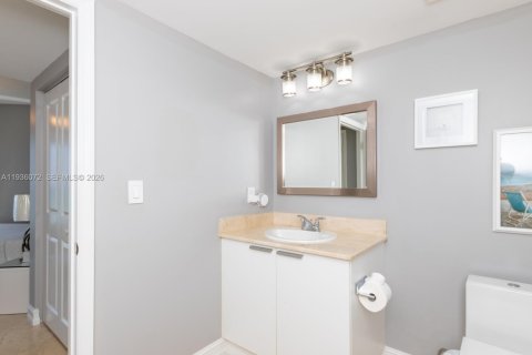 Condo in Sunny Isles Beach, Florida, 2 bedrooms  № 2089278 - photo 28