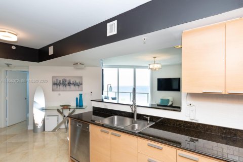 Condo in Sunny Isles Beach, Florida, 2 bedrooms  № 2089278 - photo 16