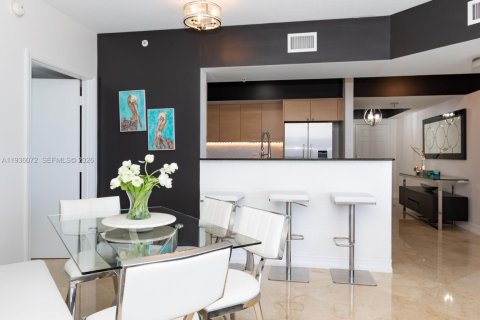 Condo in Sunny Isles Beach, Florida, 2 bedrooms  № 2089278 - photo 11
