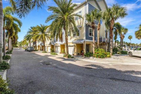 Touwnhouse à vendre à Saint Petersburg, Floride: 4 chambres, 183.02 m2 № 1919479 - photo 1