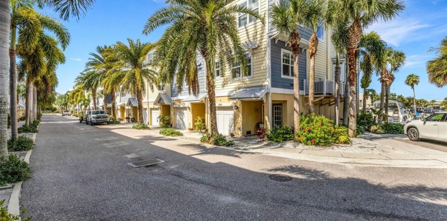 Touwnhouse à Saint Petersburg, Floride 4 chambres, 183.02 m2 № 1919479
