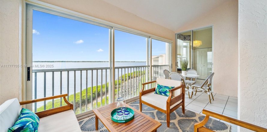 Condominio en Hutchinson Island South, Florida, 2 dormitorios № 1715035