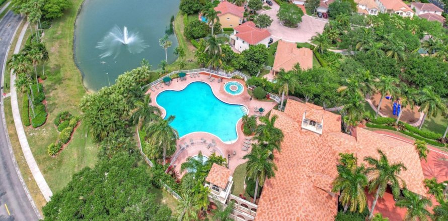 House in Hollywood, Florida 4 bedrooms, 233.37 sq.m. № 1100164