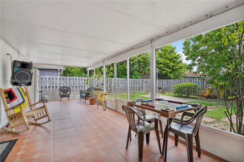 House in Miami, Florida 4 bedrooms, 153.2 sq.m. № 1762696 - photo 20