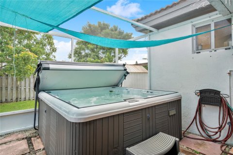 House in Miami, Florida 4 bedrooms, 153.2 sq.m. № 1762696 - photo 21