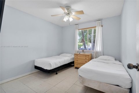 House in Miami, Florida 4 bedrooms, 153.2 sq.m. № 1762696 - photo 13