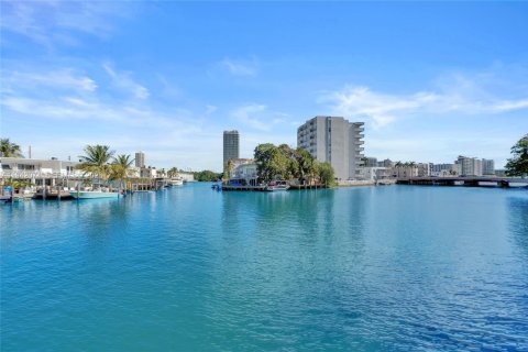 Condominio en venta en Miami Beach, Florida, 1 dormitorio, 83.61 m2 № 2000447 - foto 18