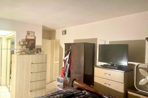 Condo in Lauderhill, Florida, 2 bedrooms  № 1788757 - photo 13