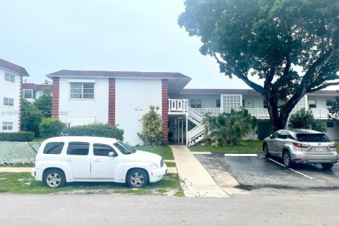 Condo in Lauderhill, Florida, 2 bedrooms  № 1788757 - photo 1