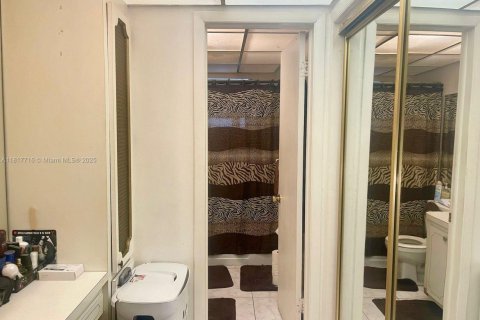 Condo in Lauderhill, Florida, 2 bedrooms  № 1788757 - photo 12