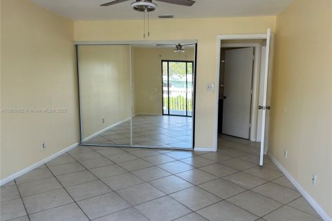 Снять в аренду таунхаус в Уэст-Палм-Бич, Флорида 2 спальни, 71.53м2, № 1956149 - фото 4