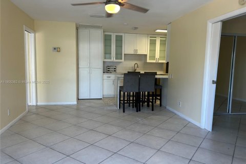 Снять в аренду таунхаус в Уэст-Палм-Бич, Флорида 2 спальни, 71.53м2, № 1956149 - фото 2