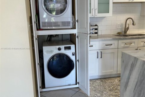 Снять в аренду таунхаус в Уэст-Палм-Бич, Флорида 2 спальни, 71.53м2, № 1956149 - фото 3