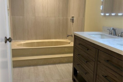 Снять в аренду таунхаус в Уэст-Палм-Бич, Флорида 2 спальни, 71.53м2, № 1956149 - фото 5