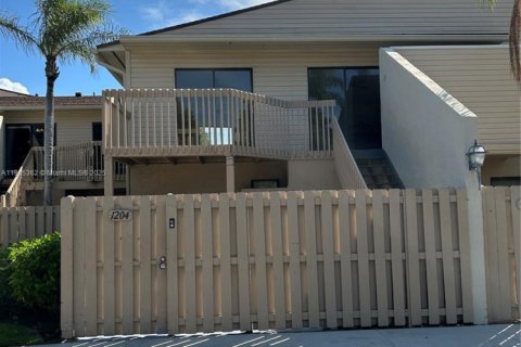 Снять в аренду таунхаус в Уэст-Палм-Бич, Флорида 2 спальни, 71.53м2, № 1956149 - фото 1