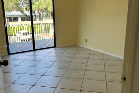 Снять в аренду таунхаус в Уэст-Палм-Бич, Флорида 2 спальни, 71.53м2, № 1956149 - фото 6